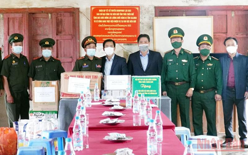 Chủ tịch UBND tỉnh Thừa Thiên Huế Nguyễn Văn Phương tặng quà Đại đội Bảo vệ biên giới 531, Bộ chỉ huy Quân sự tỉnh Sê Kông (Lào).