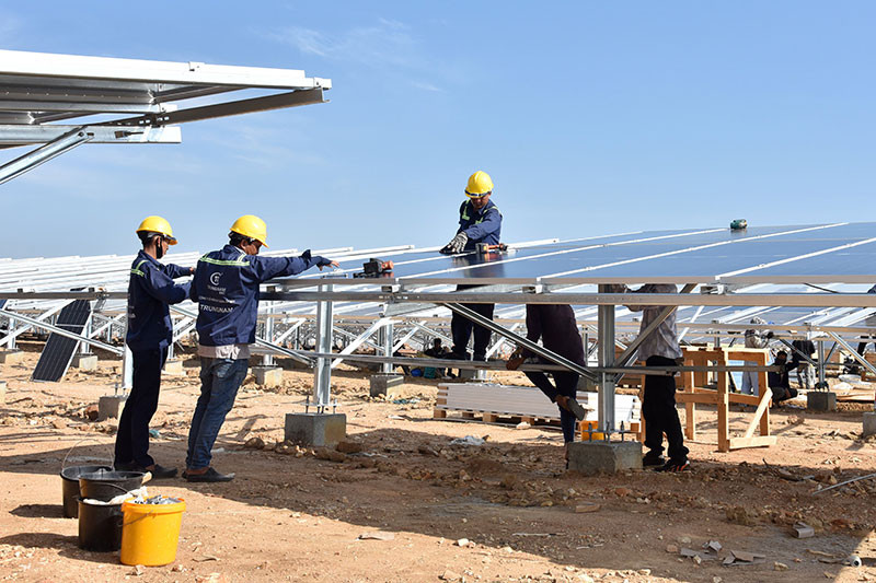 Công nhân Trungnam Group thi công ba ca liên tục để bảo đảm đường găng tiến độ. Dự án Trạm biến áp 500kV điện mặt trời Trung Nam -Thuận Nam sẽ về đích đúng hẹn -0
