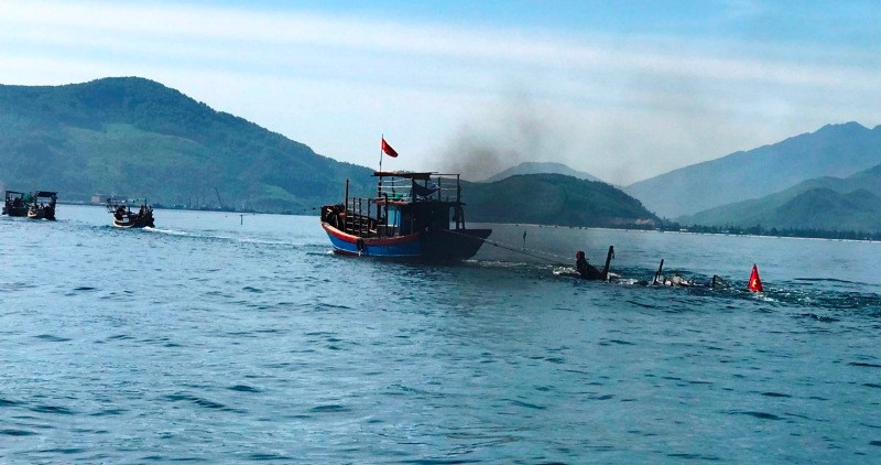 Lực lượng chức năng trục vớt phương tiện bị chìm.