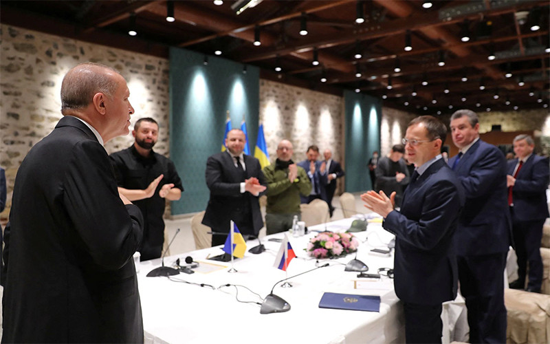 Tổng thống Thổ Nhĩ Kỳ Tayyip Erdogan chào mừng phái đoàn của Nga và Ukraine tới tham gia đàm phán tại Istanbul, ngày 29/3. (Ảnh: Reuters)
