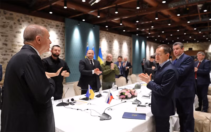 Tổng thống Thổ Nhĩ Kỳ Tayyip Erdogan chào mừng phái đoàn của Nga và Ukraine tới tham gia đàm phán tại Istanbul, ngày 29/3. (Ảnh: Reuters)