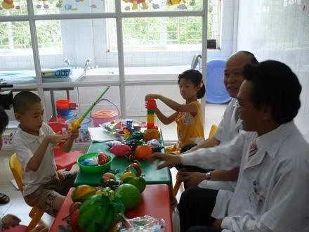Hướng dẫn các bé mắc bệnh tự kỷ nhận biết, tăng khả năng  giao tiếp để dễ hòa nhập cộng đồng.