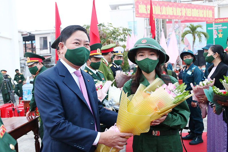 Chủ tịch UBND tỉnh Ninh Thuận Trần Quốc Nam tặng hoa chúc mừng các tân binh trúng tuyển tại buổi lễ giao, nhận quân tại TP Phan Rang - Tháp Chàm. Tưng bừng Ngày hội tòng quân tại các địa phương -0