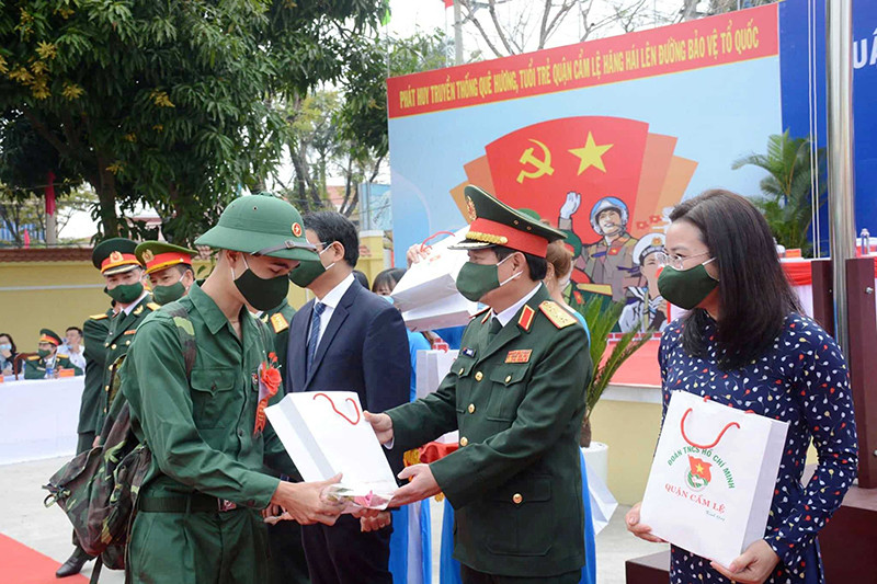 Thượng tướng Lê Huy Vịnh tặng quà thanh niên lên đường nhập ngũ. Tưng bừng Ngày hội tòng quân tại các địa phương -0