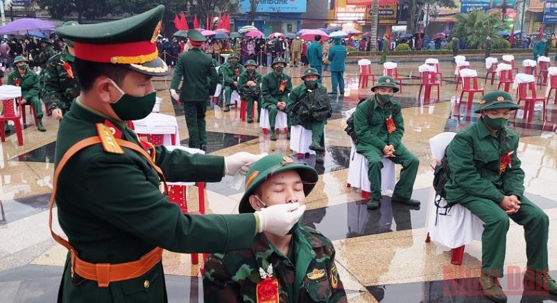 Các đơn vị nhận quân tổ chức test nhanh Covid-19 cho các tân binh trước khi lên xe về đơn vị. (Ảnh: QUANG THỌ) 1.900 thanh niên Quảng Ninh lên đường nhập ngũ -0