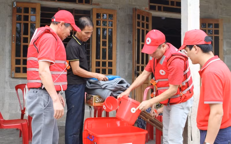 Đoàn cứu trợ Trung ương Hội Chữ thập đỏ Việt Nam do Phó Chủ tịch Trung ương Hội Trần Quốc Hùng làm trưởng đoàn hỗ trợ bà con tại huyện Phong Điền, tỉnh Thừa Thiên Huế.