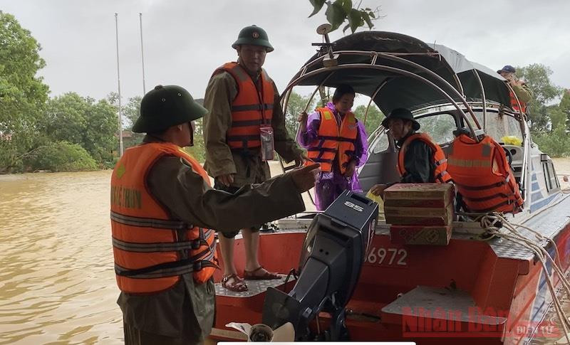 Lực lượng vũ trang Quảng Bình cứu trợ mì tôm khẩn cấp cho người dân vùng lũ Lệ Thủy. (Ảnh: HƯƠNG GIANG) Cứu trợ cần an toàn, đúng đối tượng, đúng nhu cầu -0