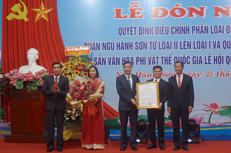 Quận Ngũ Hành Sơn đón nhận Bằng Di sản văn hóa phi vật thể quốc gia Lễ hội Quán Thế Âm Ngũ Hành Sơn.