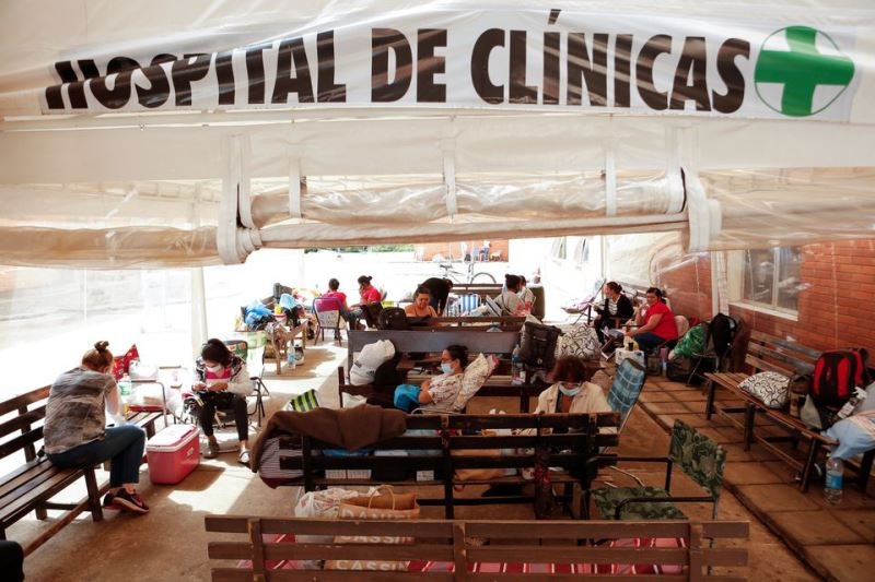 Người nhà của các bệnh nhân Covid-19 tại phòng chờ của Bệnh viện De Clinicas ở San Lorenzo, Paraguay. (Ảnh: Reuters). Lây nhiễm Covid-19 ở Tây Ban Nha tăng vọt sau kỳ nghỉ Giáng sinh -0