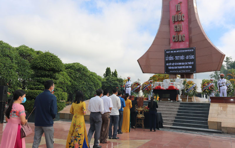 Lãnh đạo cùng nhân dân thành phố Kon Tum dâng hương viếng hai liệt sĩ.