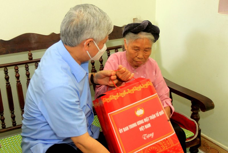 Đồng chí Đỗ Văn Chiến thăm hỏi, tặng quà Mẹ Việt Nam Anh hùng Phạm Thị Chít, xã Đông Tân (Đông Hưng, Thái Bình). Chủ tịch Ủy ban Trung ương Mặt trận Tổ quốc Việt Nam tặng quà người có công, gia đình chính sách tỉnh Thái Bình -0