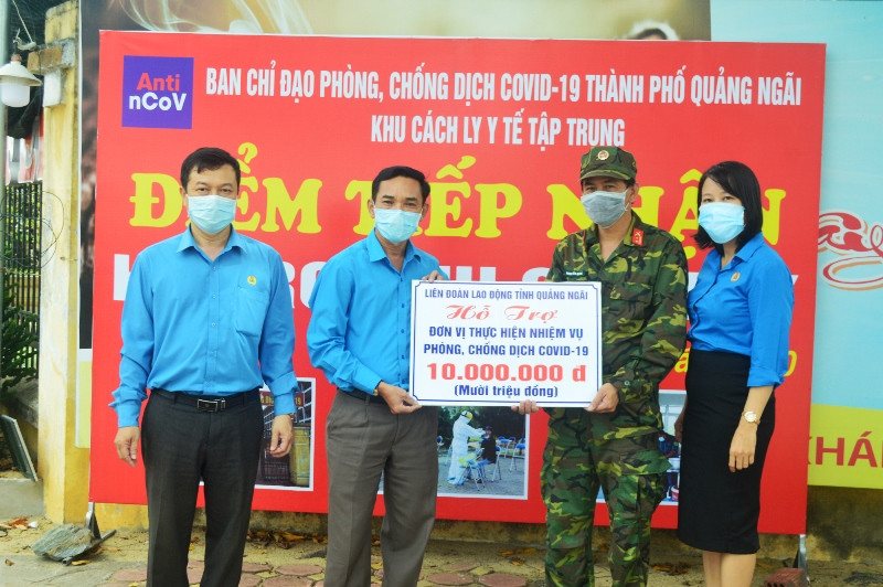 LĐLĐ tỉnh Quảng Ngãi trao biển trưng hỗ trợ nhu yếu phẩm cho Khu cách ly ký túc xá Đại học Phạm Văn Đồng.