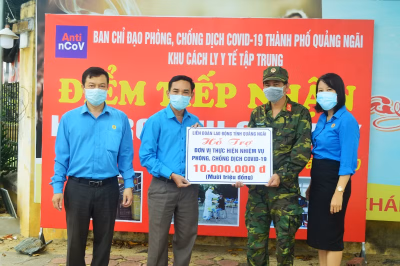 LĐLĐ tỉnh Quảng Ngãi trao biển trưng hỗ trợ nhu yếu phẩm cho Khu cách ly ký túc xá Đại học Phạm Văn Đồng.