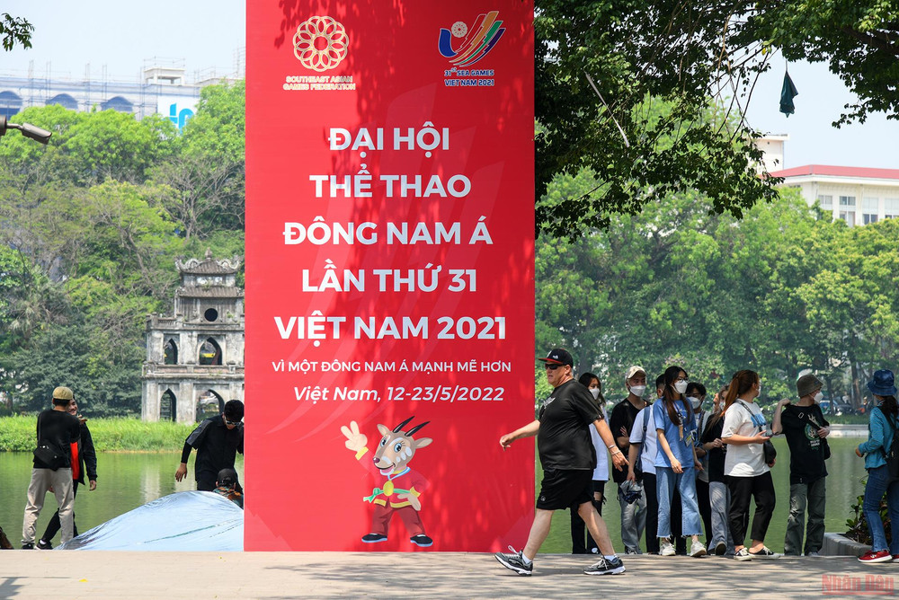 Pano, áp-phích tuyên truyền SEA Games 31 được đặt tại khu vực hồ Hoàn Kiếm. (Ảnh: THÀNH ĐẠT)