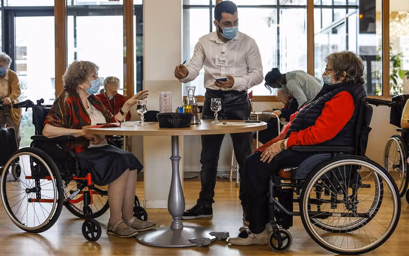 Pháp bắt đầu tiêm mũi thứ ba của vaccine ngừa Covid-19 cho người cao tuổi ở các nhà dưỡng lão từ ngày 13/9. (Ảnh: Le Parisien)