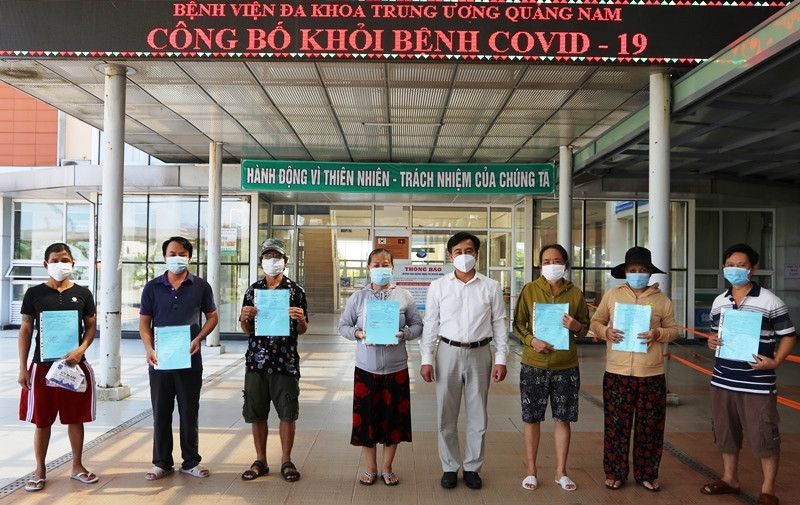 Bệnh viện đa khoa T.Ư Quảng Nam trao thủ tục ra viện bảy BN khỏi bệnh. 