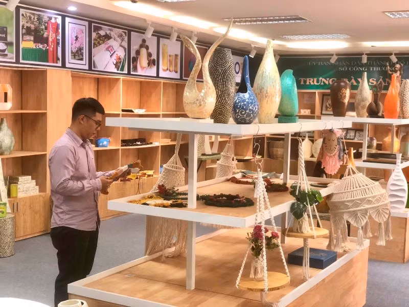 Người dân tham quan các sản phẩm thủ công mỹ nghệ đặc sắc trưng bày tại Triển lãm.