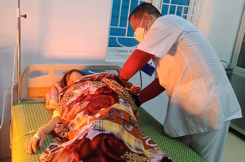 Các y, bác sĩ Bệnh xá quân dân y Đoàn Kinh tế-Quốc phòng 4 đã kịp thời cứu sống ba học sinh do ngộ độc lá ngón.