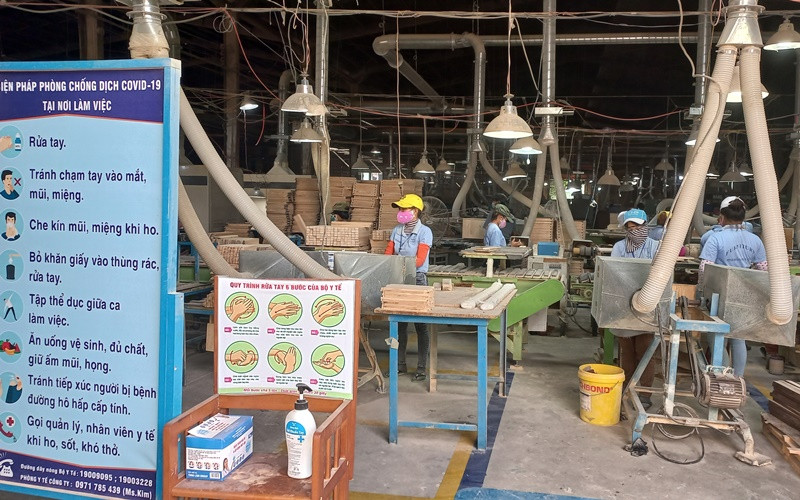 Doanh nghiệp Nhất Hưng Group vừa căng mình chống dịch vừa tập trung sản xuất kinh doanh.