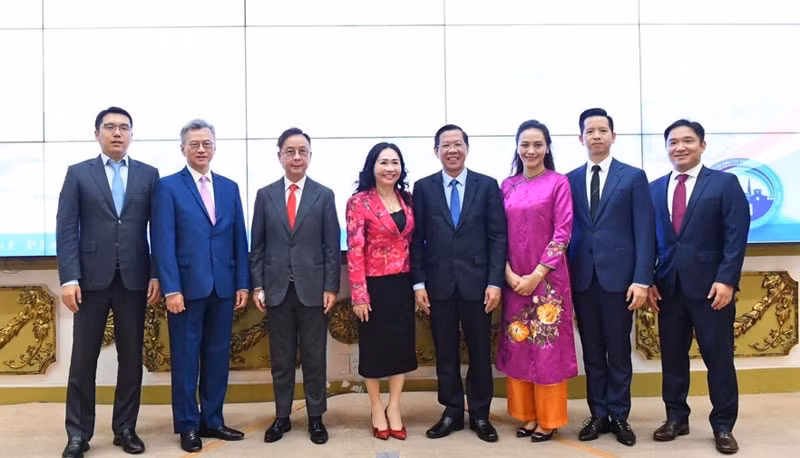 Đồng chí Phan Văn Mãi (thứ 4 từ phải qua) cùng các nhà đầu tư.