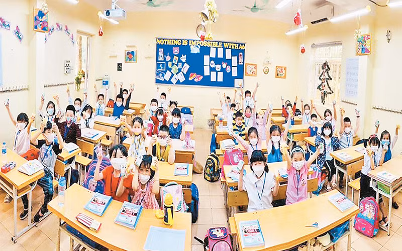 Niềm vui được đến trường học trực tiếp sau thời gian dài nghỉ dịch của học sinh Trường tiểu học Xuân La, quận Tây Hồ. (Ảnh HẢI HIẾU)