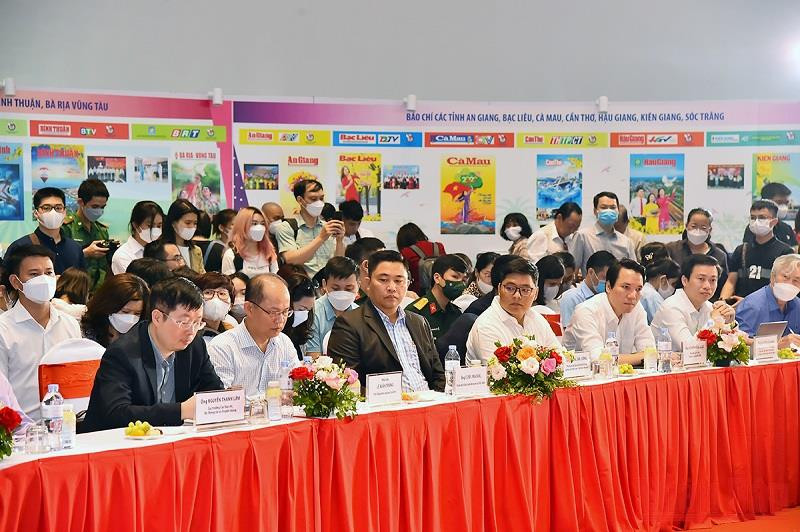 Các đại biểu tham dự diễn đàn. (Ảnh: THỦY NGUYÊN) Chuyển đổi số trước hết phải tập trung vào yếu tố con người -0