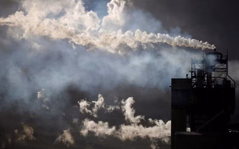 Các công ty lớn trên thế giới vẫn chưa có kế hoạch cụ thể để đáp ứng được mục tiêu phát thải ròng bằng 0 (Ảnh: REUTERS)