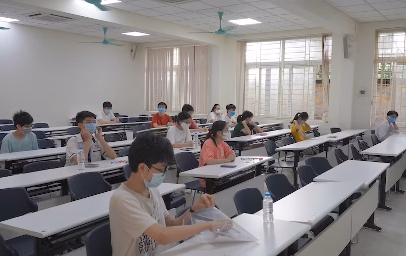 Thí sinh tham dự kỳ thi tuyển sinh lớp 10 Trường THPT chuyên Khoa học tự nhiên.