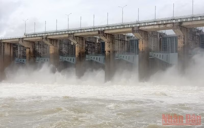Thủy điện Trị An xả lũ qua tràn 8 cửa.