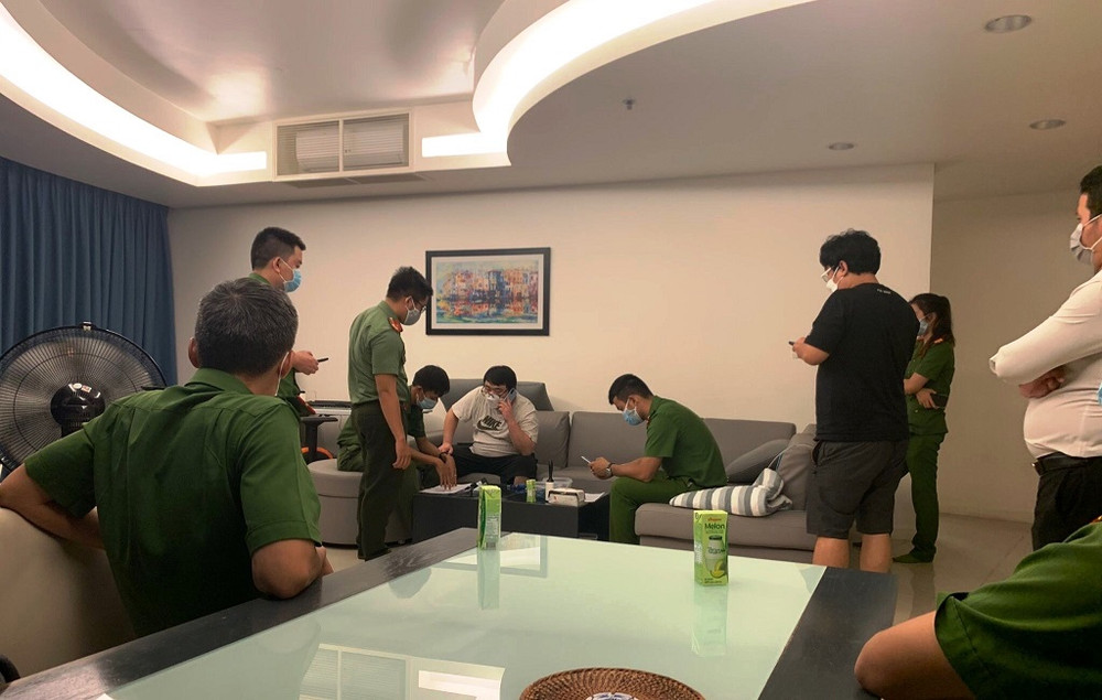 Công an phường An Hải Bắc, TP Đà Nẵng, kiểm tra hành chính người NN cư trú tại địa bàn. Ảnh ĐOÀN LINH. Bài 3: An ninh cơ sở và tai mắt nhân dân -0