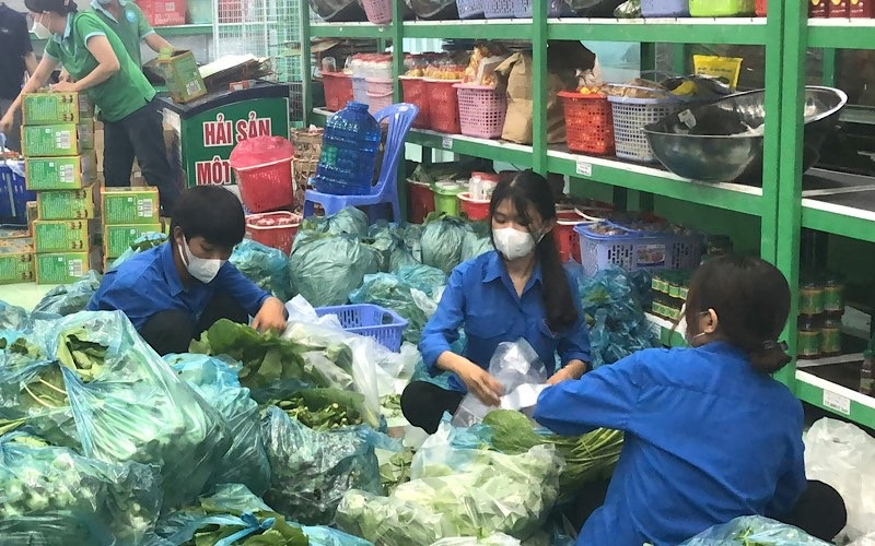 Các bạn đoàn viên, thanh niên tổ chức phân loại, cung cấp lương thực, thực phẩm cho người dân trong khu phong tỏa thị trấn Long Hải, huyện Long Điền (Bà Rịa- Vũng Tàu). Bà Rịa-Vũng Tàu khóa chặt “vùng đỏ”, “vùng cam” -0