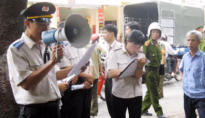  Thi hành án dân sự tại một cơ sở ở Hà Nội. (Ảnh: minh họa)