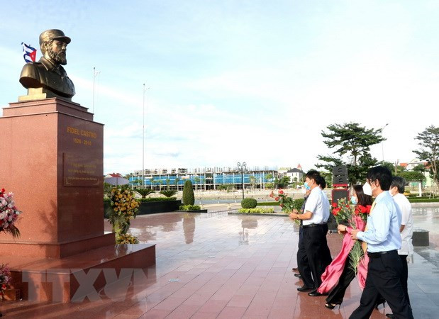 Lãnh đạo tỉnh Quảng Trị dâng hoa tưởng niệm Lãnh tụ Cuba Fidel Castro. (Ảnh: Nguyên Lý/TTXVN)