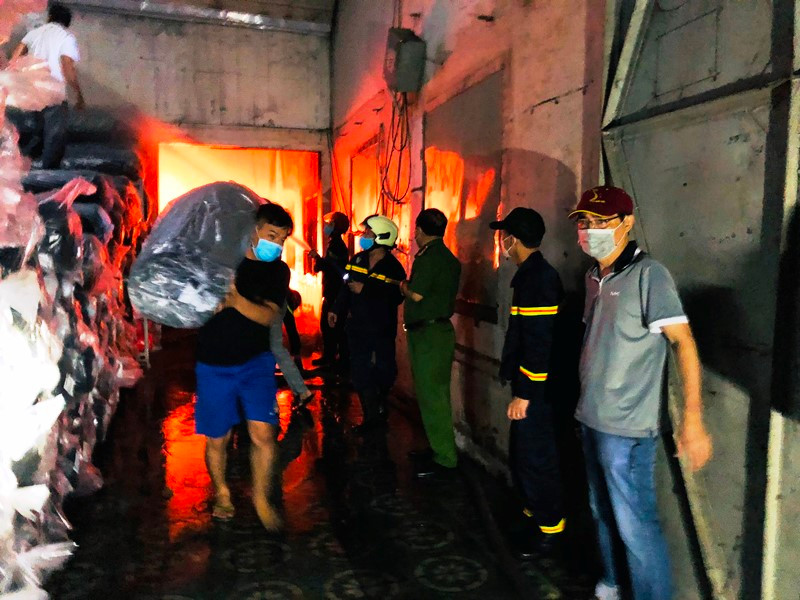 Di dời số hàng hóa bên trong kho chứa hàng ra khỏi khu vực cháy. Vụ cháy kho vải ở Đồng Nai thiệt hại hơn 42 tỷ đồng -0