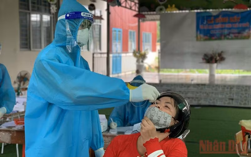 Lấy mẫu xét nghiệm cho người dân phường Hưng Lợi, quận Ninh Kiều, TP Cần Thơ. (Ảnh: Thanh Tâm)