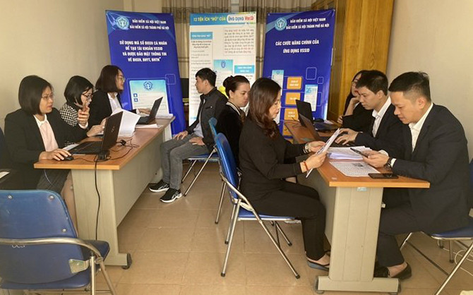 Hỗ trợ người lao động cài đặt VssID (Ảnh: VSS).