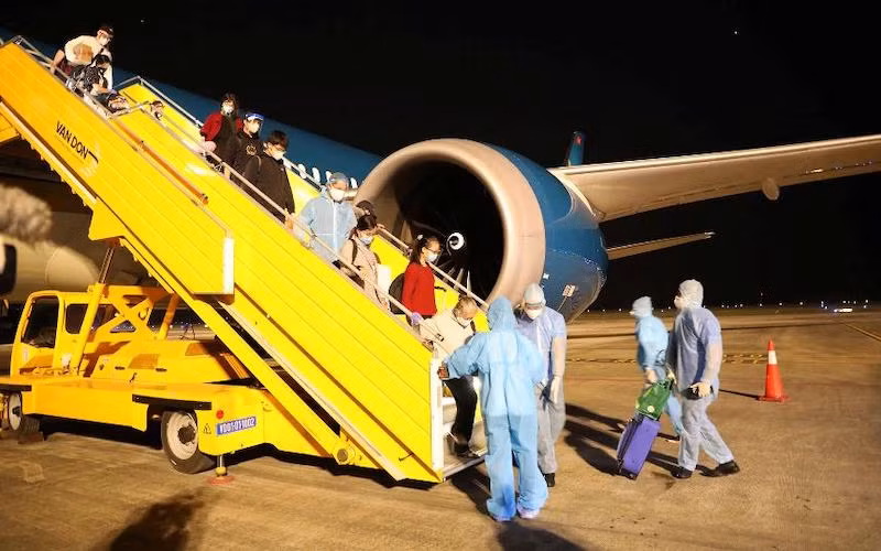 Lực lượng chức năng tại Sân bay Vân Đồn (Quảng Ninh) kiểm soát chặt chẽ người về từ vùng dịch theo chỉ đạo của UBND tỉnh Quảng Ninh.