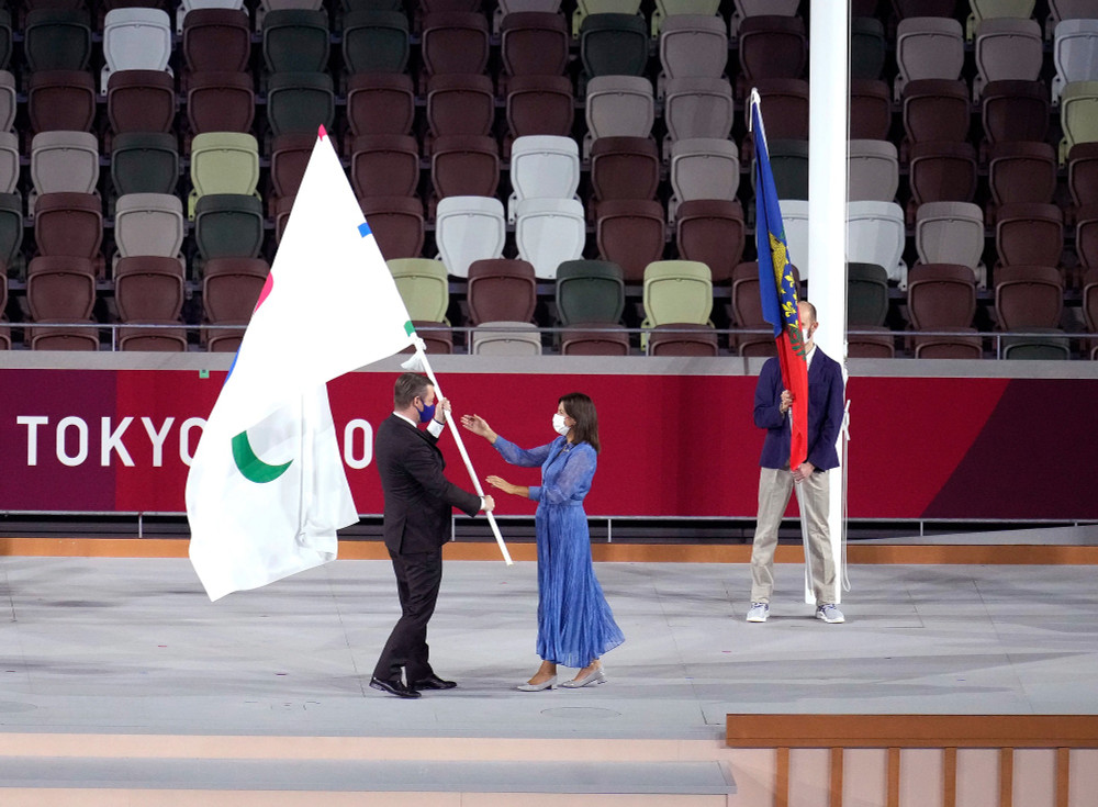 Chủ tịch Ủy ban Paralympic quốc tế Andrew Parsons trao lá cờ Paralympic cho Thị trưởng Paris Anne Hidalgo trong lễ bế mạc. Rực rỡ sắc màu lễ bế mạc Paralympic Tokyo 2020 -0