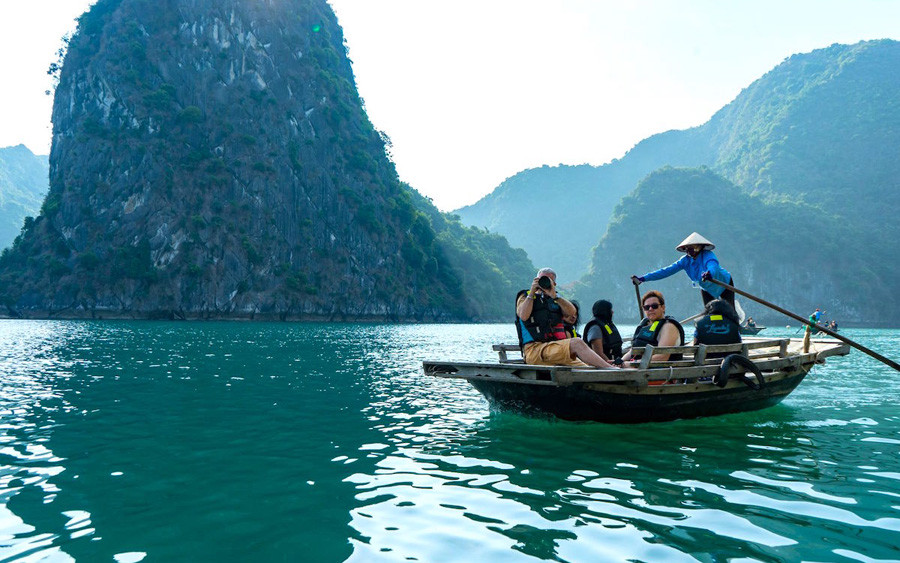 Chèo thuyền mộc thăm vịnh. (Ảnh: WONDERFULVIETNAM). Cuối tuần ở vịnh Lan Hạ -0