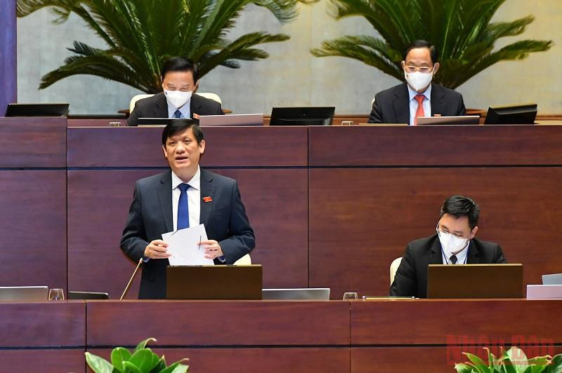Bộ trưởng Y tế Nguyễn Thanh Long trả lời chất vấn. (Ảnh: LINH NGUYÊN) Khắc phục tình trạng “loạn” giá thiết bị y tế -0