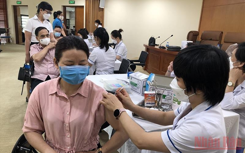 Người lao động tham gia tiêm vaccine mũi 3, mũi 4 phòng chống Covid-19. 
