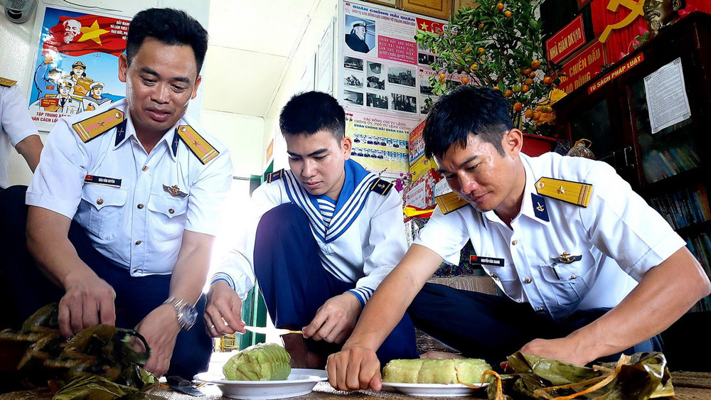 Cán bộ, chiến sĩ Nhà giàn DK1/10 cắt bánh chưng, bánh tét ăn Tết sớm. Những hình ảnh Tết đến với người lính trên nhà giàn DK1 -4