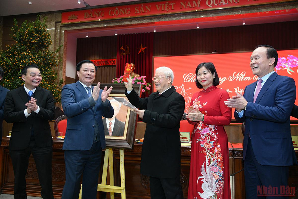 Bí thư Thành ủy Hà Nội Đinh Tiến Dũng mừng tuổi, chúc Tết Tổng Bí thư Nguyễn Phú Trọng . (Ảnh: Thành Đạt) Tổng Bí thư Nguyễn Phú Trọng thăm, chúc Tết Đảng bộ, Chính quyền và nhân dân Thủ đô -0