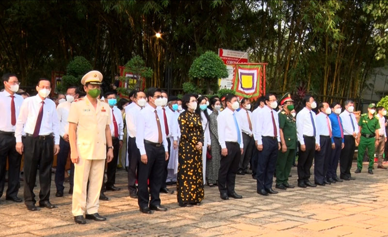 Các đại biểu tham dự Lễ Giỗ Tổ Hùng Vương. Lãnh đạo, người dân TP Hồ Chí Minh dâng hương tưởng niệm các Vua Hùng -0