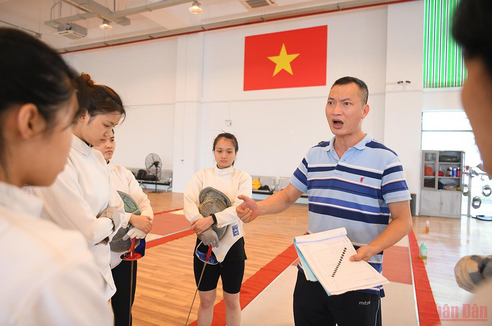 Huấn luyện viên trưởng Phạm Anh Tuấn rút kinh nghiệm vào cuối buổi tập. Một ngày của đội tuyển đấu kiếm Việt Nam -0