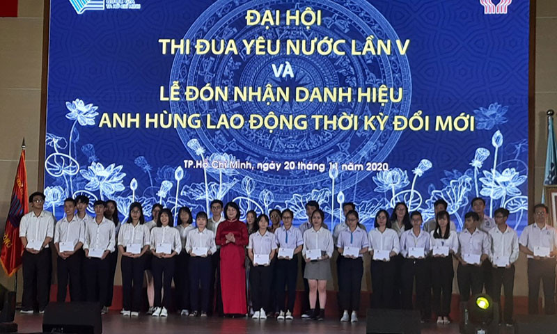 Phó Chủ tịch nước Đặng Thị Ngọc Thịnh trao 30 suất học bổng cho sinh viên Đại học Quốc gia TP Hồ Chí Minh có thành tích học tập, rèn luyện tốt và vượt khó. Phó Chủ tịch nước trao danh hiệu Anh hùng Lao động thời kỳ đổi mới cho Đại học Quốc gia TP Hồ Chí Minh -0