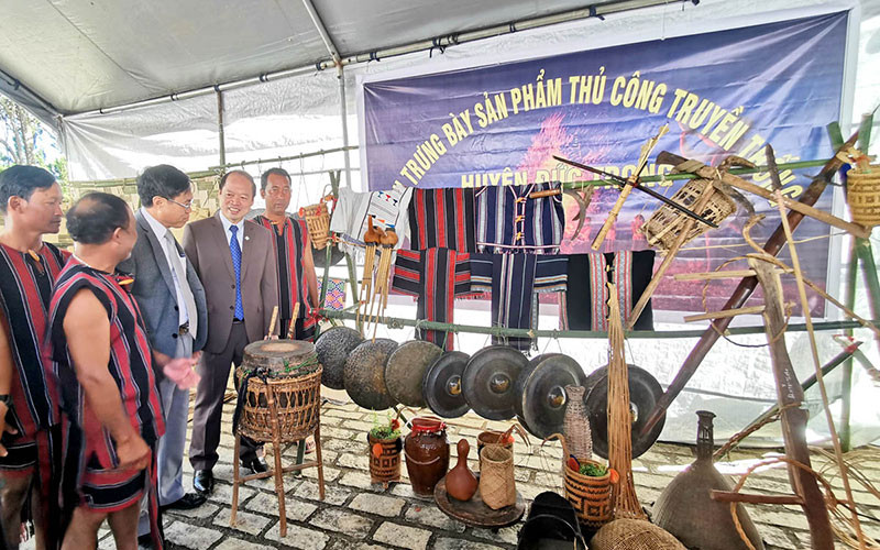 Gian trưng bày sản phẩm thủ công truyền thống của đồng bào dân tộc huyện Đức Trọng. Các dân tộc bản địa Lâm Đồng cùng vui ngày hội “Bản sắc Việt Nam” -0