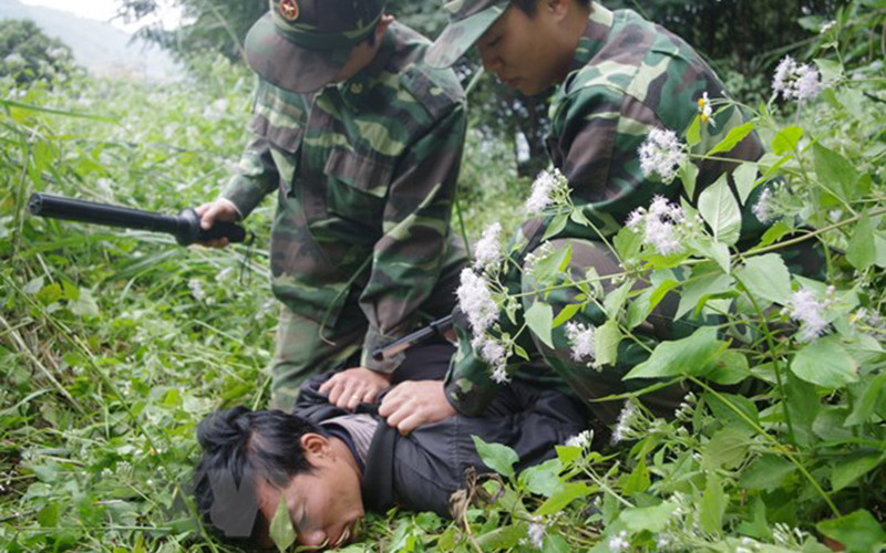 Một đối tượng bị bắt giữ khi đang đưa người qua biên giới. Đồng bộ các giải pháp nhằm đẩy mạnh phòng, chống mua bán người -0