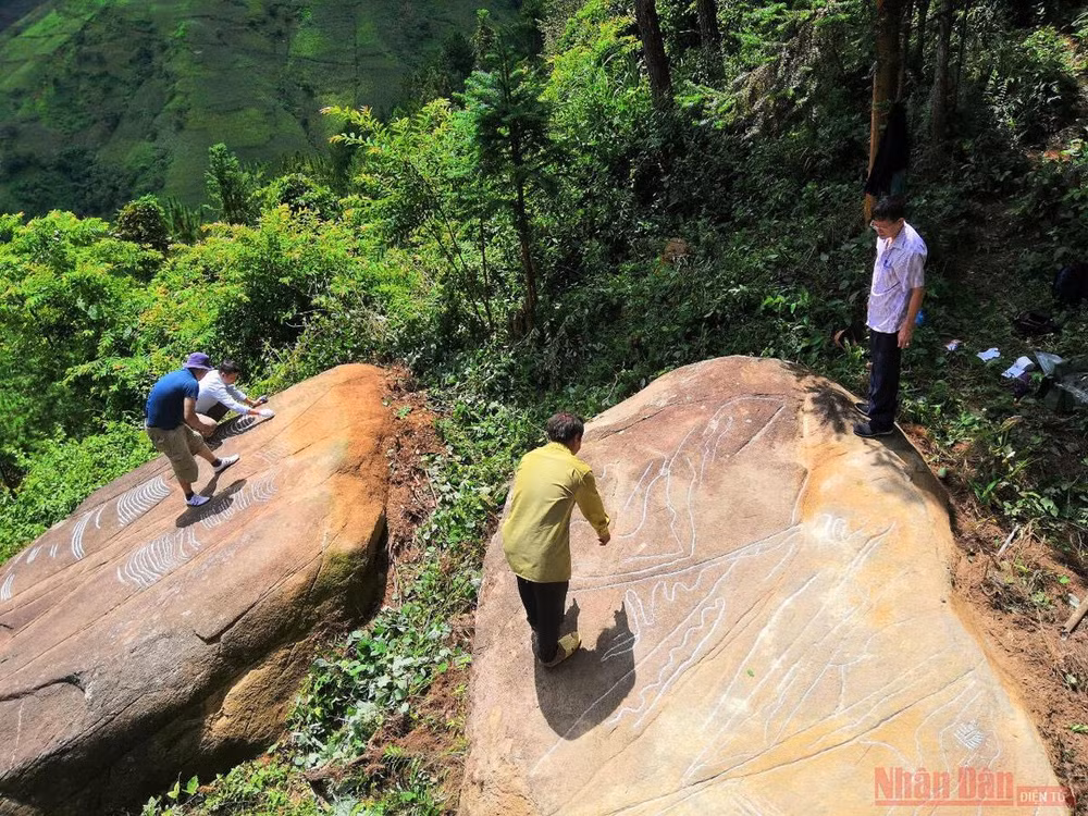 Ngắm “siêu phẩm” ruộng bậc thang khắc trên đá tại Mù Cang Chải -0