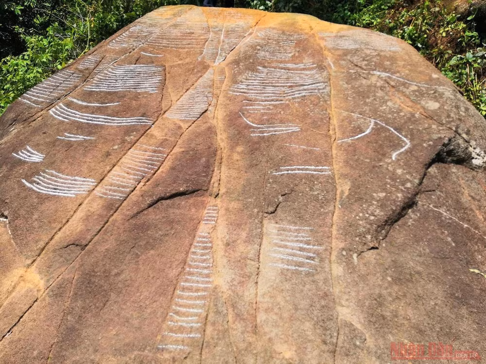 Ngắm “siêu phẩm” ruộng bậc thang khắc trên đá tại Mù Cang Chải -0